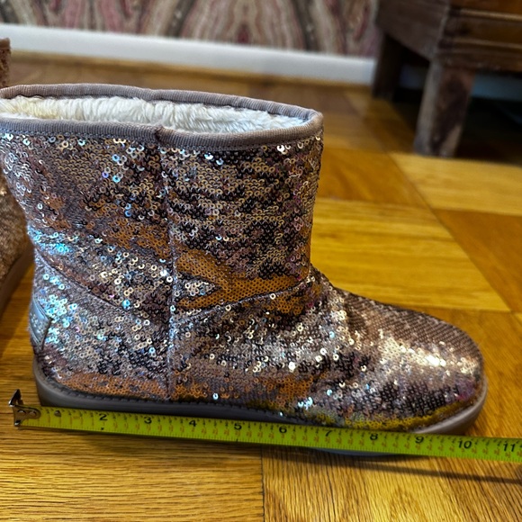 Sparkly Pink G by Guess sequence Booties with fake fur lining, Size 9.5 - Picture 3 of 7